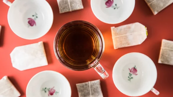 Wer seinen Schwarzen Tee sicher frei von Spritzgift-Spuren haben will, der sollte zu Bio-Produkten greifen. - &copy; Christin Klose/dpa-tmn