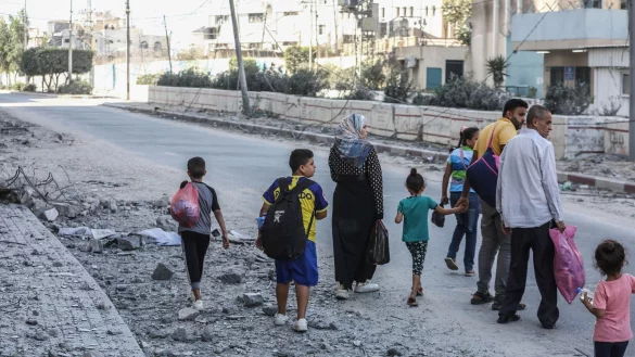 Pal&auml;stinenser fliehen nach israelischen Luftangriffen in sicherere Gebiete. - &copy; Mohammed Talatene/dpa