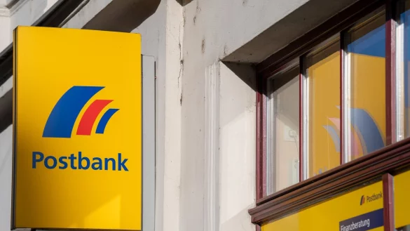 Die Deutsche Bank dünnt das Filialnetz der Tochter Postbank deutlich aus. - © Monika Skolimowska/dpa-Zentralbild/dpa