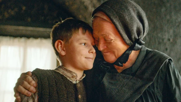 Ahnl (Marianne S&auml;gebrecht) k&uuml;mmert sich um Andreas (Ivan Gustafik). - &copy; -/TOBIS Film GmbH/dpa