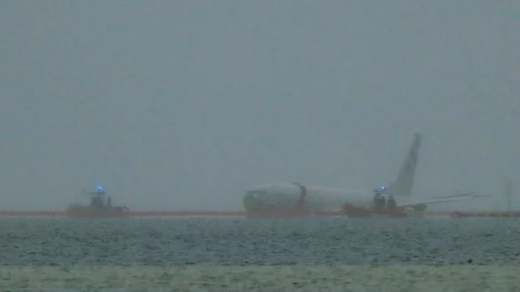 Das abgest&uuml;rzte Flugzeug der US-Marine ist in der Kaneohe-Bucht zu sehen. - &copy; Jamm Aquino/Honolulu Star-Advertiser/AP/dpa