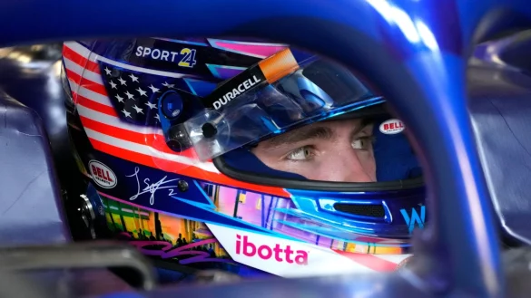 Logan Sargeant aus den USA f&auml;hrt auch 2024 f&uuml;r Williams. - &copy; Lynne Sladky/AP/dpa