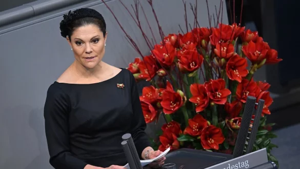 Die schwedische Kronprinzessin Victoria spricht bei der zentralen Gedenkveranstaltung zum Volkstrauertag im Deutschen Bundestag. - &copy; Britta Pedersen/dpa