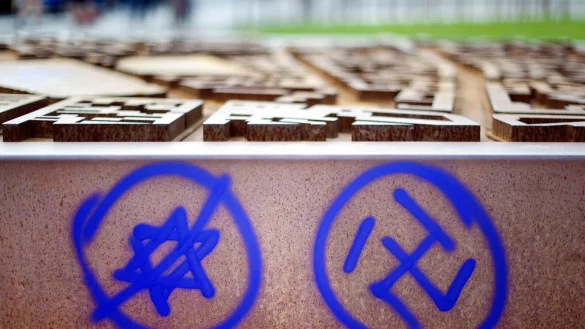 «Hass hat in unseren Schulen keinen Platz, Punkt»: Ein Hakenkreuz und ein durchgestrichener Davidstern (Symbolbild). - © Daniel Reinhardt/dpa