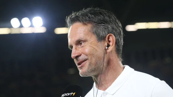 Der Trainer von Kaiserslautern, Dirk Schuster, beim Interview vor Spielbeginn. - &copy; Roland Weihrauch/dpa