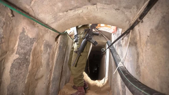 Ein israelischer Soldat steht in einem unterirdischen Tunnel, der unter dem Schifa-Krankenhaus in Gaza-Stadt gefunden wurde. - &copy; Victor R. Caivano/AP/dpa