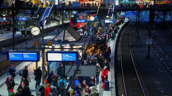 Sturmtief «Zoltan» sorgt für Einschränkungen: Zahlreiche Reisende warten auf einem Bahnsteig am Hamburger Hauptbahnhof auf ihren Zug. - © Christian Charisius/dpa/dpa-tmn