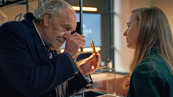 Borchert (Christian Kohlund, li.) und Greta (Nurit Hirschfeld) begutachten die Diamanten. - © Martin Mlaka/ARD Degeto/dpa