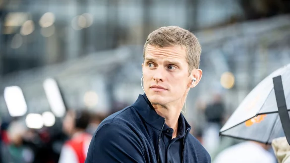 Sven Bender gibt ein Interview. - &copy; Matthias Balk/dpa