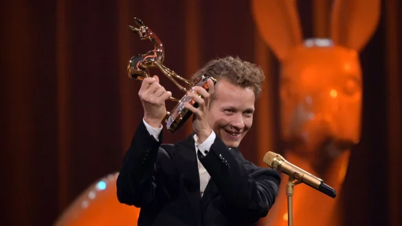 Schauspieler Felix Kammerer mit dem Bambi in der Kategorie &laquo;Schauspieler National&raquo;. - &copy; Peter Kneffel/dpa