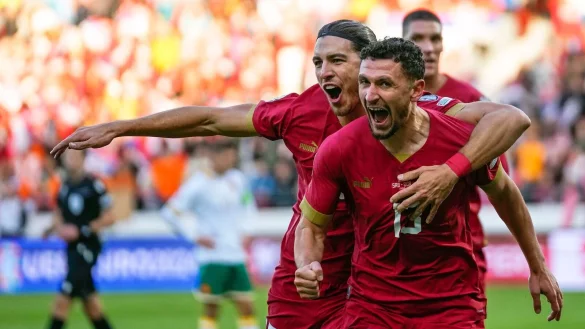Serbiens Milos Veljkovic (r) jubelt &uuml;ber seinen Treffer zur 1:0-F&uuml;hrung. - &copy; Darko Vojinovic/AP