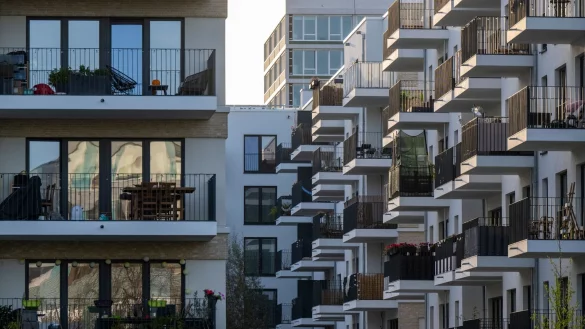 Dicht an dicht stehen neu gebaute Wohnhäuser im Zentrum von Berlin. - © Monika Skolimowska/dpa