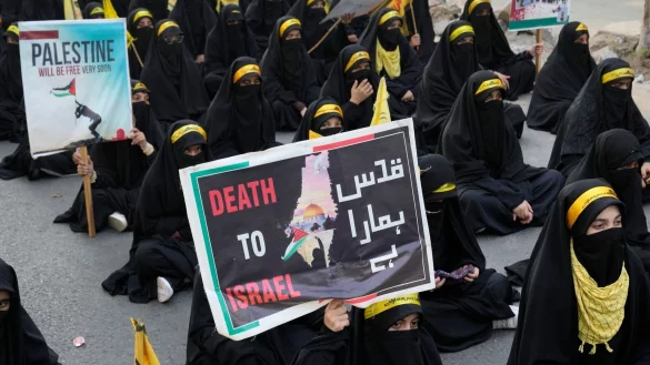 Anh&auml;ngerinnen der religi&ouml;sen, muslimischen Organisation &laquo;Jamaat-e-Islami&raquo; nehmen in Lahore an einer Demonstration gegen die israelischen Luftangriffe auf den Gazastreifen und zur Solidarit&auml;t mit den Pal&auml;stinensern teil. - &copy; K.M. Chaudary/AP/dpa