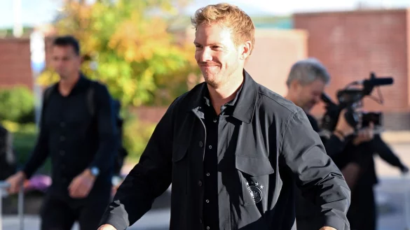 Julian Nagelsmann zeigt sich in den USA mit demonstrativ guter Laune. - &copy; Federico Gambarini/dpa