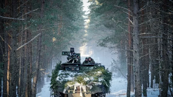 Verteidigungsminister Pistorius im gepanzerten Radfahrzeug Boxer bei der &Uuml;bung &laquo;Griffin Lightning&raquo; in Litauen. - &copy; Kay Nietfeld/dpa