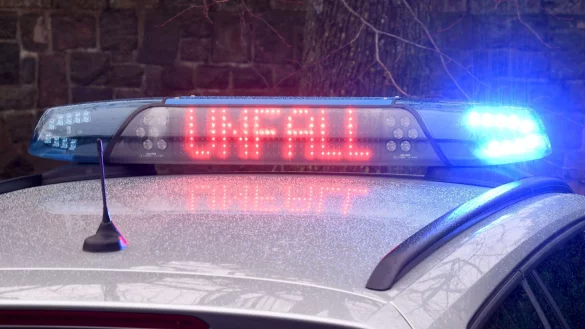 Die Leuchtschrift &laquo;Unfall&raquo; auf dem Dach eines Polizeiwagens. - &copy; Carsten Rehder/dpa/Symbolbild