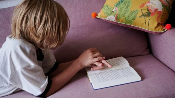 Kinder mit einer Lesest&ouml;rung investieren viel Energie, um W&ouml;rter zu erfassen. Oft reicht die Kraft dann nicht mehr aus, den Sinn des Textes auch zu verstehen. - &copy; Annette Riedl/dpa/dpa-tmn