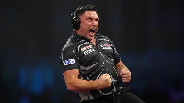 Mit Kopfhörer in London: Gerwyn Price. - © Zac Goodwin/Press Association/dpa