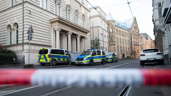 Die Polizei hatte den Bereich vor dem Bonner Landgericht nach Fund des abgetrennten Kopfes abgesperrt. - &copy; Thomas Banneyer/dpa