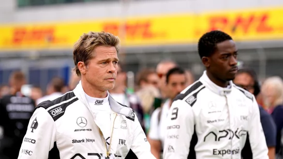 Brad Pitt (l) spielt in seinem neuen Film einen Rennfahrer-Veteranen, der aus dem Ruhestand zur&uuml;ckkehrt, um gemeinsam mit einem Nachwuchsfahrer (Damson Idris) gegen die Formel-1-Elite anzutreten. - &copy; Tim Goode/PA Wire/dpa