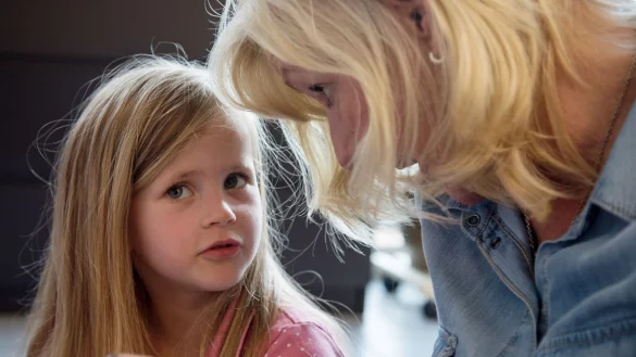 Man sollte den Kindern keinesfalls &Auml;ngste vor dem Krieg ausreden. Denn das Gef&uuml;hl, das sie haben, stimmt ja und sie sehen: Auch Erwachsene machen sich Sorgen. - &copy; Christin Klose/dpa Themendienst/dpa-tmn