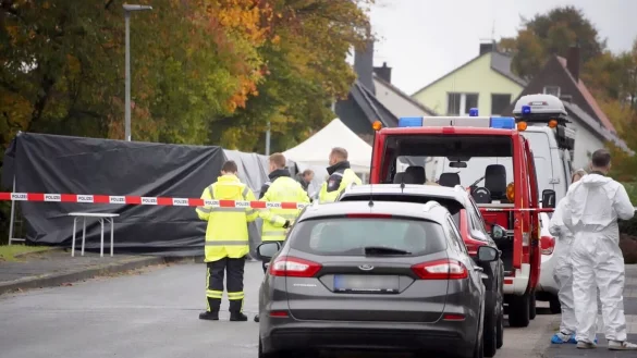 Ermittler stehen in einem von der Polizei abgesperrten Bereich. - &copy; Christian M&uuml;ller/Westfalennews/dpa