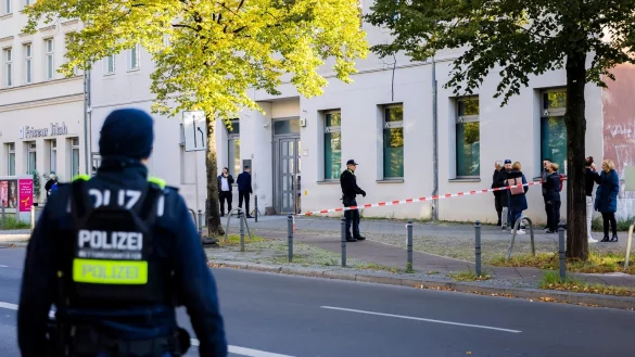 Polizeikräfte stehen vor der jüdischen Gemeinde Kahal Adass Jisroel in Berlin. - © Christoph Soeder/dpa