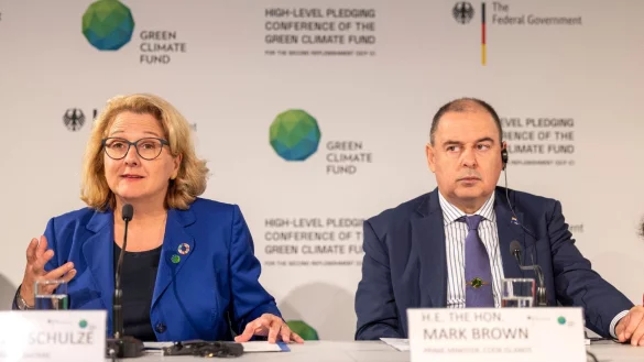 Svenja Schulze (SPD) Bundesministerin f&uuml;r wirtschaftliche Zusammenarbeit und Entwicklung, neben Mark Brown, Ministerpr&auml;sident der Cookinseln im S&uuml;dpazifik. - &copy; Thomas Banneyer/dpa