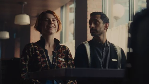 Jessie Buckley und Riz Ahmed in einer Szene aus &laquo;Fingernails&raquo;. - &copy; --/Apple TV+/dpa