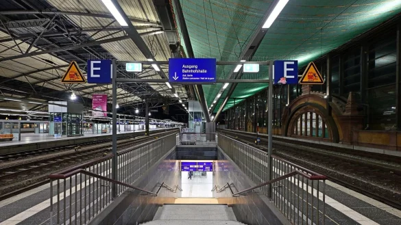 Leere Bahnsteige im Erfurter Hauptbahnhof. - © Martin Schutt/dpa