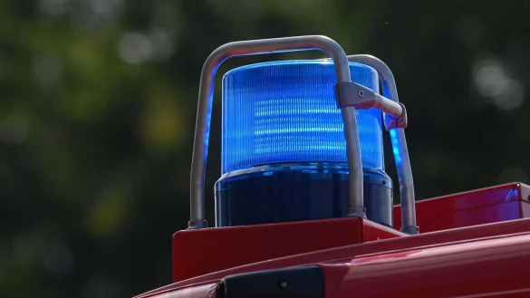 Ein Blaulicht leuchtet auf dem Dach eines Einsatzfahrzeugs der Feuerwehr. - &copy; Robert Michael/dpa-Zentralbild/ZB/Symbolbild