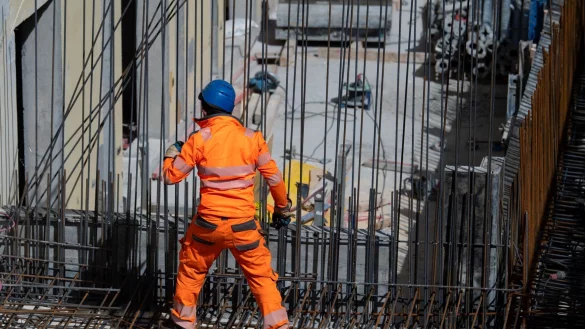 Ein Bauarbeiter verlegt auf einer Baustelle Stahlmatten. - &copy; Sven Hoppe/dpa