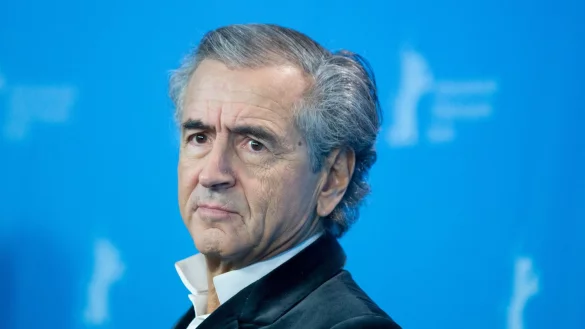 Bernard-Henri L&eacute;vy wei&szlig; sich in Szene zu setzen. - &copy; Kay Nietfeld/dpa