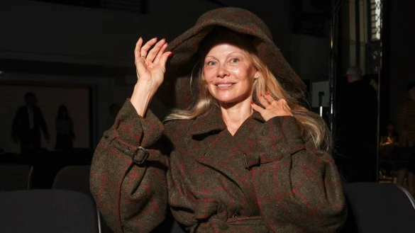 US-Schauspielerin und Model Pamela Anderson l&auml;chelt bei der Pr&auml;sentation der Andreas Kronthaler For Vivienne Westwood Fr&uuml;hjahr/Sommer 2024 Damenkollektion auf der Modewoche in Paris. - &copy; Vianney Le Caer/Invision/AP