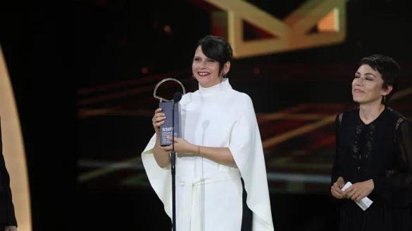 Die spanische Regisseurin Jaione Camborda (l) zeigt ihre Troph&auml;e bei der Abschlussfeier des 71. Internationalen Filmfestivals von San Sebasti&aacute;n. - &copy; Europa Press/EUROPA PRESS/dpa