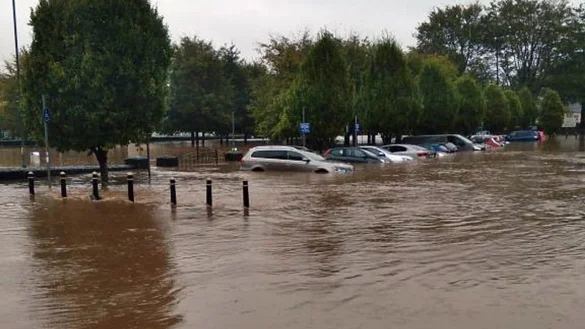 Autos in Kork stehen halb unter Wasser. - &copy; Maria Kring/PA Media/dpa