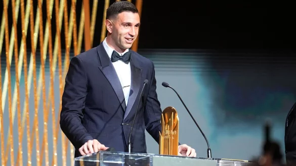 Torh&uuml;ter Emiliano Mart&iacute;nez wurde in Paris ausgebuht. - &copy; Michel Euler/AP