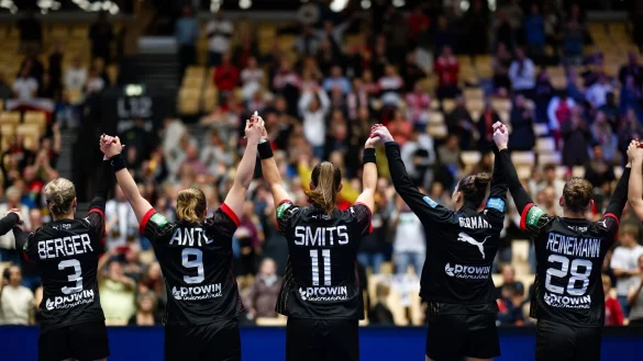 Die Spielerinnen der deutschen Handball-Nationalmannschaft spielen bei der WM um den Gruppensieg. - &copy; Dpa/dpa