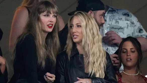 Taylor Swift (l) schaue sich in New York das NFL-Spiel der New York Jets gegen die Kansas City Chiefs an. - © Frank Franklin II/AP