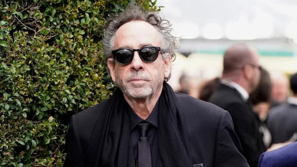 Regisseur Tim Burton bei der Verleihung der Golden Globe Awards in Beverly Hillls. - © Jordan Strauss/Invision/AP/dpa