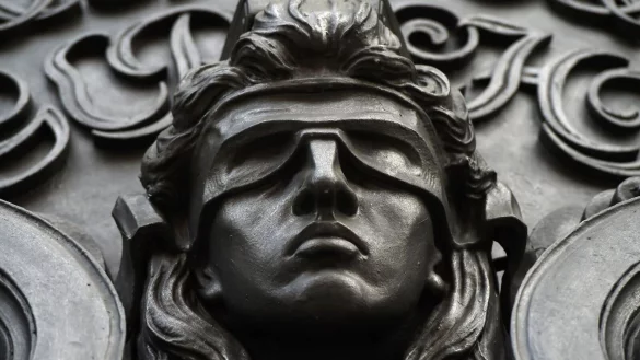 Eine Figur der blinden Justitia. - &copy; Sonja Wurtscheid/dpa/Symbolbild