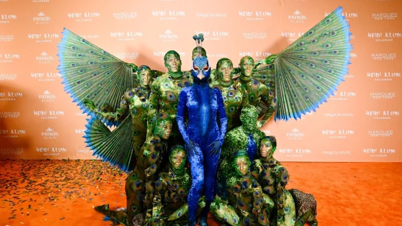 Heidi Klum kommt als Pfau verkleidet zu ihrer 22. j&auml;hrlichen Halloween-Party in New York. - &copy; Evan Agostini/Invision/AP/dpa