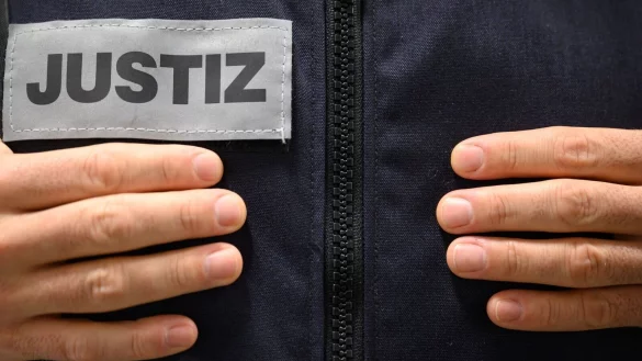 Ein Justizbeamter steht in einem Gerichtssaal. - &copy; Sebastian Gollnow/dpa/Symbolbild