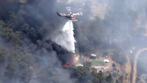Nahe der australischen Millionenmetropole Perth k&auml;mpft die Feuerwehr gegen einen gef&auml;hrlichen Buschbrand an. - &copy; Uncredited/Australian Broadcasting Corp/Channel 7/Channel 9/AP/dpa