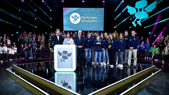 Bundespr&auml;sident Frank-Walter Steinmeier &uuml;bergibt den Hauptpreis bei der Verleihung das Schulpreises 2023 an Sch&uuml;ler der Mittelschule Erlangen Eichendorffschule aus Bayern. - &copy; Britta Pedersen/dpa