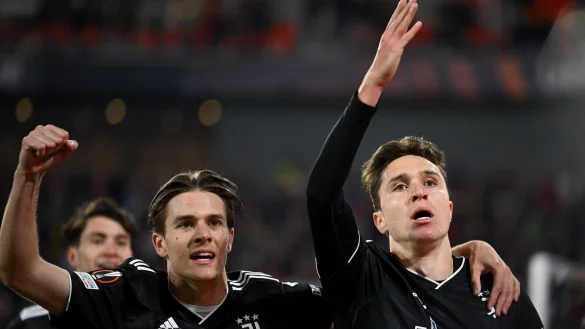 Gegen Juventus-Profi Nicolò Fagioli (l) laufen Ermittlungen. - © Tom Weller/dpa