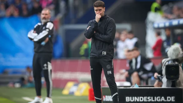 Treffen im Hamburger Stadtderby aufeinander; Pauli-Coach Fabian H&uuml;rzeler (r) und HSV-Trainer Tim Walter. - &copy; Christian Charisius/dpa