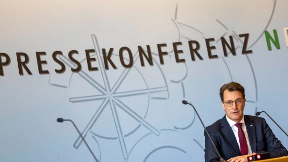 Hendrik W&uuml;st (CDU), Ministerpr&auml;sident des Landes Nordrhein-Westfalen, nimmt an einer Landespressekonferenz teil. - &copy; Thomas Banneyer/dpa