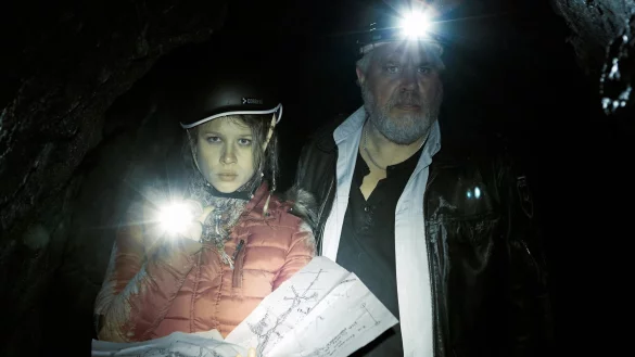 Koops (Aljoscha Stadelmann) und Kim (Anna Bachmann) suchen im Stollen in einer Szene von &laquo;Harter Brocken: Der Goldrausch&raquo;. - &copy; Kai Schulz/ARD Degeto/dpa