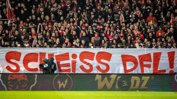 Ein Banner der Union-Fans auf der Waldseite zeigt den Schriftzug: "Schei&szlig; DFL!". - &copy; Andreas Gora/dpa